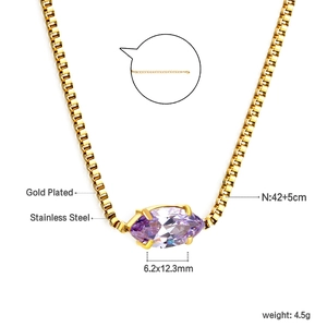 Dettaglio collana a catena veneziana in acciaio placcato oro 18K con ciondolo viola