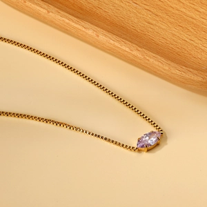 Dettaglio della catena box placcata oro 18K con pendente in zircone viola