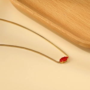 Collana a catena veneziana placcata oro 18K con ciondolo marquise rosso su legno