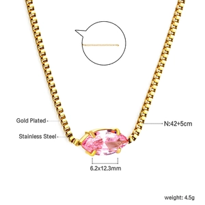 Dettaglio della collana in acciaio inossidabile placcato oro 18K con gemma rosa marquise