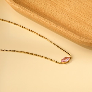 Dettaglio catena box placcata oro 18K con ciondolo in pietra preziosa marquise rosa