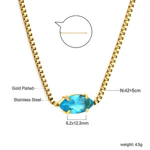 Dettaglio della catena box dorata e ciondolo marquise in pietra blu con dimensioni