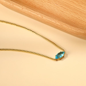 Dettaglio del ciondolo marquise con pietra blu su una catena box placcata in oro 18 carati