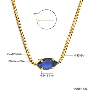 Dettaglio catena box in acciaio inossidabile placcato oro 18K con ciondolo marquise blu