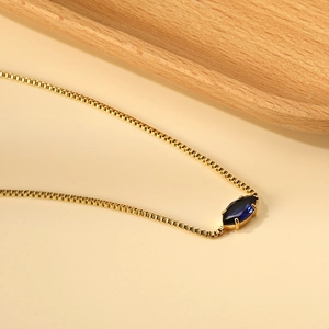 Primo piano della catena box placcata oro 18K con ciondolo in pietra blu navy marquise