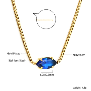 Dettaglio macro della collana in acciaio placcato oro con gemma blu e misure tecniche
