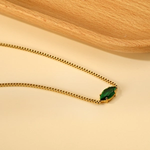 Dettaglio della catena a scatola in oro 18K con ciondolo in zircone verde marquise