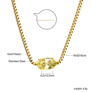 Dettaglio del ciondolo in gemma gialla taglio marquise su catena in acciaio placcato oro 18K