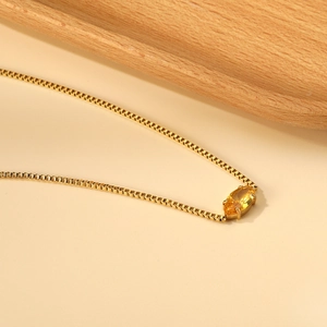 Dettaglio della collana a catena box placcata oro 18K con ciondolo in zircone giallo