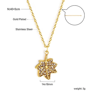 Détail du pendentif feuille d'érable plaqué or 18K avec cristaux blancs et dimensions