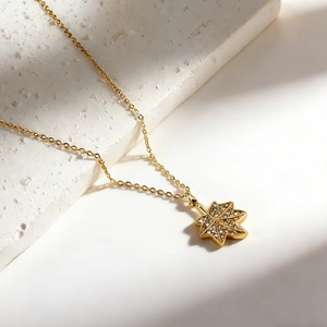 Collier pendentif feuille d'érable plaqué or 18K avec zircons blancs scintillants