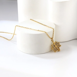 Collier en acier inoxydable plaqué or 18 carats avec pendentif feuille d'érable en zircons