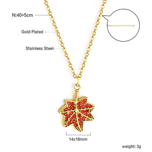 Vue détaillée du pendentif feuille d'érable plaqué or 18K avec dimensions et chaîne