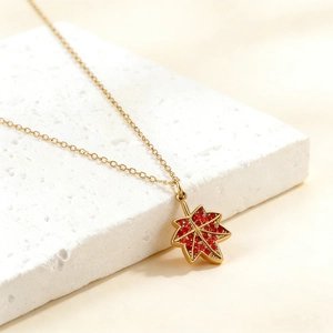 Collier en acier inoxydable plaqué or 18K avec pendentif feuille d'érable rouge