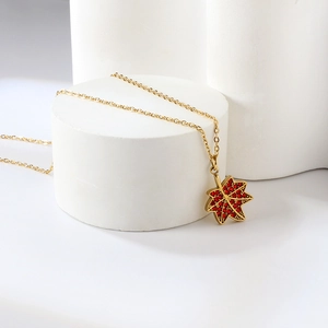 Détail du collier pendentif feuille d'érable plaqué or 18K avec zircons rouges