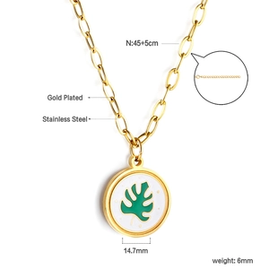 Détail de la chaîne trombone plaquée or 18K avec pendentif feuille de monstera verte