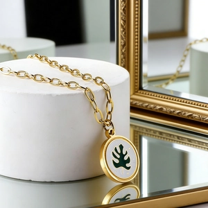 Collier en acier inoxydable plaqué or 18 carats avec pendentif feuille de coquille blanche
