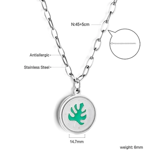 Détail du collier en acier inoxydable doré 18 carats avec pendentif feuille verte