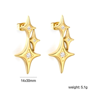 Détail de boucles d'oreilles étoiles plaquées or 18K avec cristaux de zircone brillants