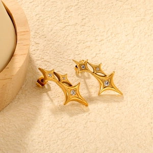Boucles d'oreilles étoiles en acier plaqué or 18K ornées de cristaux de zircone cubique