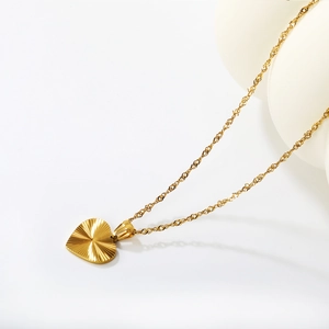 Vintage 18K vergoldete Herz-Halskette mit Sonnenstrahl-Struktur und gedrehter Kordelkette
