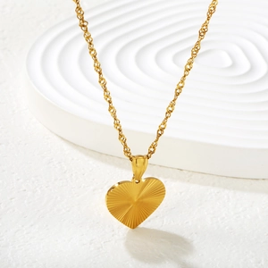 Goldene Herzanhänger-Halskette mit Sonnenstrahl-Textur und feiner Wellenkette