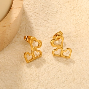 Boucles d'oreilles cœur dorées avec design géométrique à trois couches superposées
