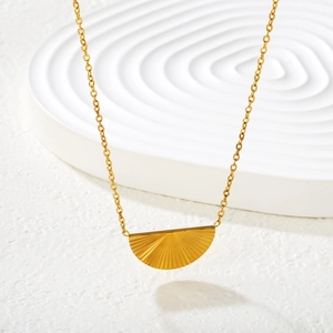 Élégant collier pendentif fleur demi-lune plaqué or 18k avec texture rayonnante