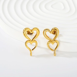 Boucles d'oreilles double cœur en acier plaqué or 18k sur support décoratif blanc