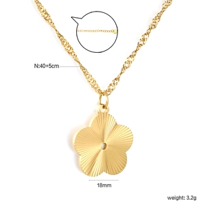 Halskette mit 18K vergoldetem Blumenanhänger, strahlenförmigem Relief und Wellenkette