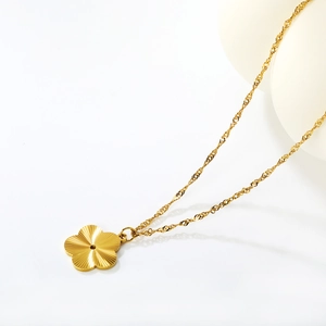 Elegante 18K vergoldete Blumen-Halskette auf einem minimalistischen Display
