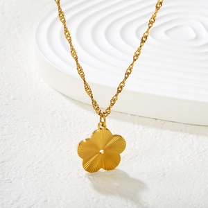18K vergoldete Blumen-Halskette mit Sonnenstrahl-Textur auf einem weißen Präsentationsständer