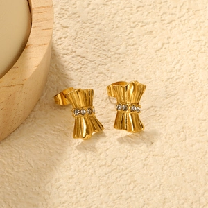 Boucles d'oreilles nœud en acier inoxydable doré avec texture plissée et cristaux
