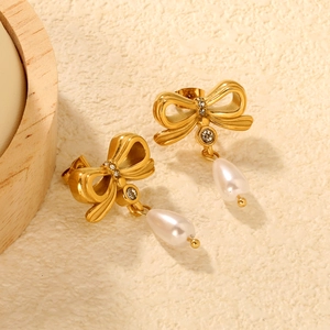 Boucles d'oreilles nœud plaqué or 18K avec perles en forme de goutte et cristaux brillants