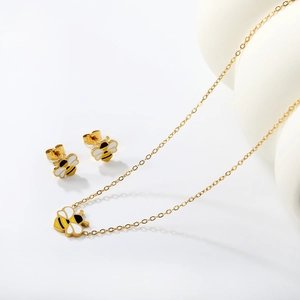 Détail du coffret bijoux abeille en métal doré avec émail noir et blanc élégant