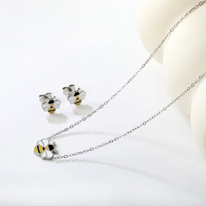 Parure bijoux abeille argentée comprenant collier et boucles d'oreilles sur blanc