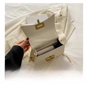 Détail de l'intérieur du sac crème montrant la capacité pour téléphone et objets