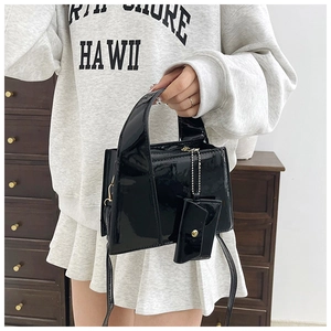 Mini sac à main en cuir verni noir brillant avec petit accessoire assorti