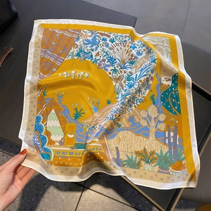 Carré en soie jaune moutarde avec des illustrations complexes de fleurs et oiseaux tropicaux