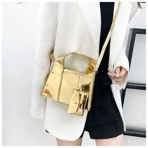 Détail du sac carré doré miroir avec pochette chaîne assortie porté par un mannequin