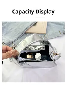 Vue intérieure du sac argenté brillant montrant la capacité pour les cosmétiques