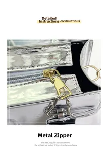 Détail du zip en métal doré et de la chaîne à billes sur un sac argenté brillant