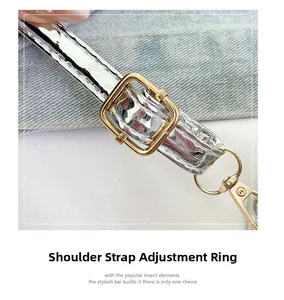 Détail de la bandoulière argentée miroir réglable avec boucle en métal doré pour sac