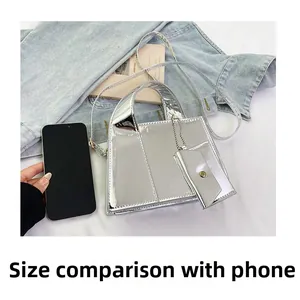 Vue détaillée du mini sac argenté brillant avec comparaison de taille avec un smartphone
