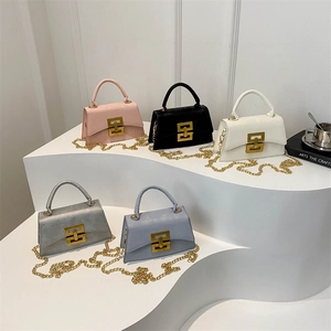 Sacs bandoulière chics pour femmes en rose noir blanc argent et bleu avec chaîne