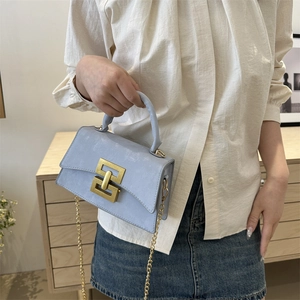 Petit sac carré rétro bleu clair avec bandoulière chaîne dorée et fermoir métal