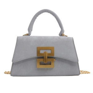 Sac bandoulière rétro bleu clair avec chaîne dorée et boucle métallique géométrique
