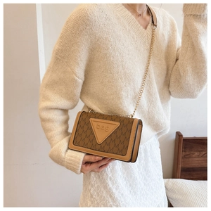 Detailansicht braune Umhängetasche mit M-Muster und Metallkette-Schultergurt für Damen