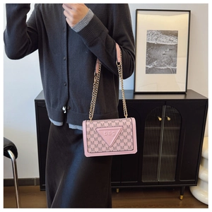 Detail der rosa kleinen quadratischen Tasche mit M-Buchstaben-Print und Kette