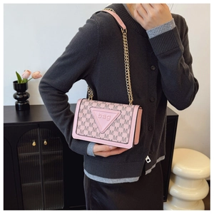 Detail der rosa Kunstledertasche mit M-Muster Print und goldener Gliederkette